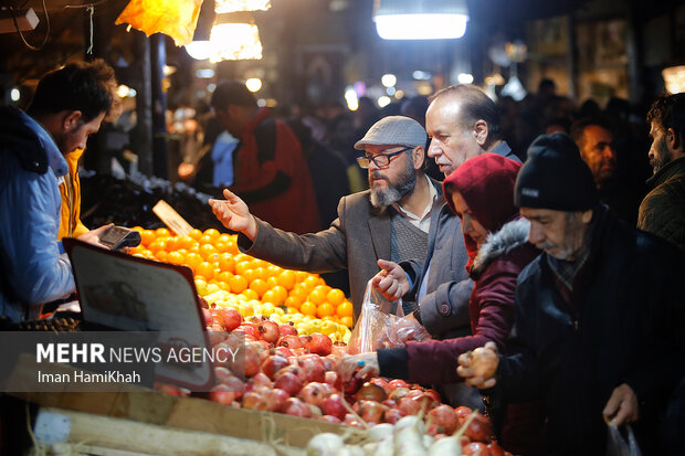 كيف تبدو أجواء لیلة "یلدا" في أسواق همدان