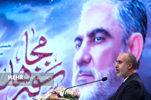 ناصر کنعانی سخنگوی وزارت امور خارجه در حال سخنرانی در همایش سفیر مجاهد است