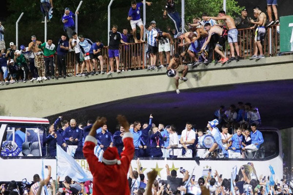 اتفاق خطرناکی که جشن آرژانتین را خراب کرد/ کار به هلیکوپتر کشید!