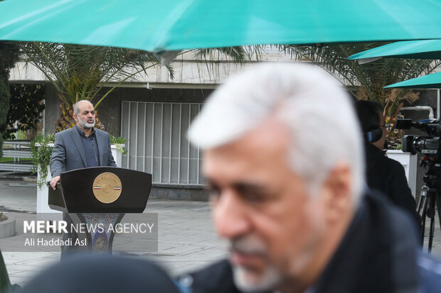 احمد وحیدی وزیر کشور درحاشیه جلسه هیئت دولت حضور دارد
