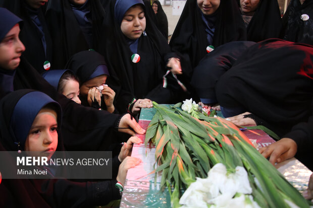 مراسم وداع دانش آموزان با پیکر مطهر شهدای گمنام دانش آموز در مرند