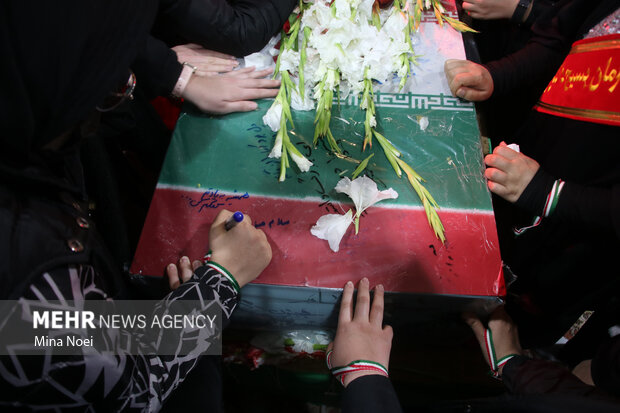 مراسم وداع دانش آموزان با پیکر مطهر شهدای گمنام دانش آموز در مرند