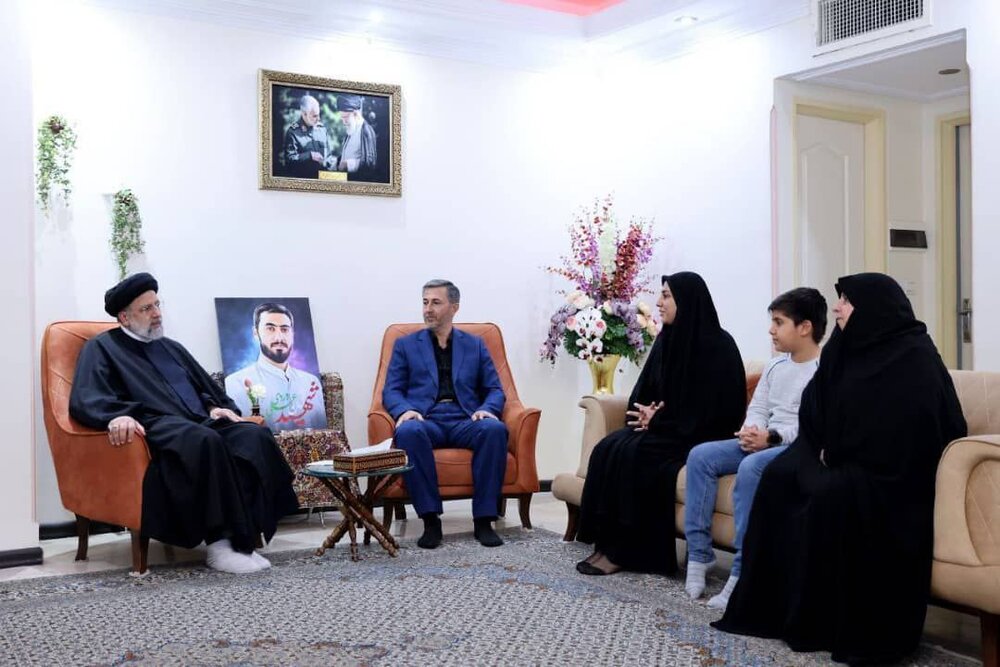 ایرانی صدر کی بسیجی شہید آرمان علی وردی کے گھر آمد، اہل خانہ سے ملاقات