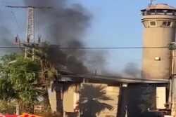 شبان فلسطينيون يحرقون البرج العسكري للاحتلال على مدخل بلدة بيت أمر بالخليل