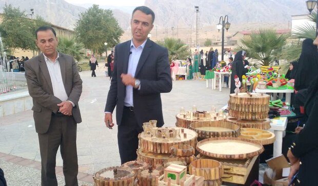 نمایشگاه صنایعدستی و محصولات هنرمندان دوراهک برپا شد