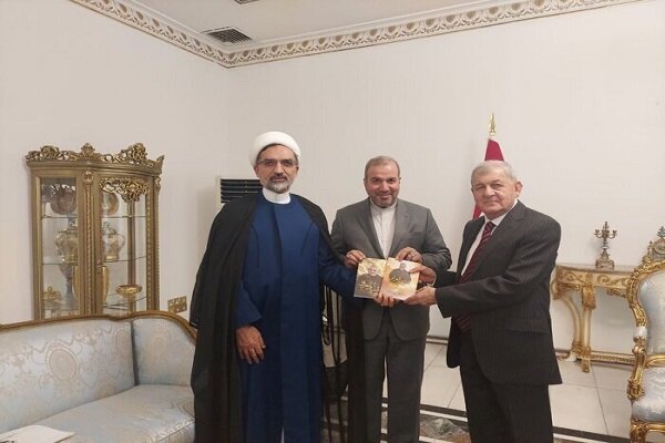كتاب"ضيف العراق بأقلام عراقية" هدية إيران للرئيس العراقي 