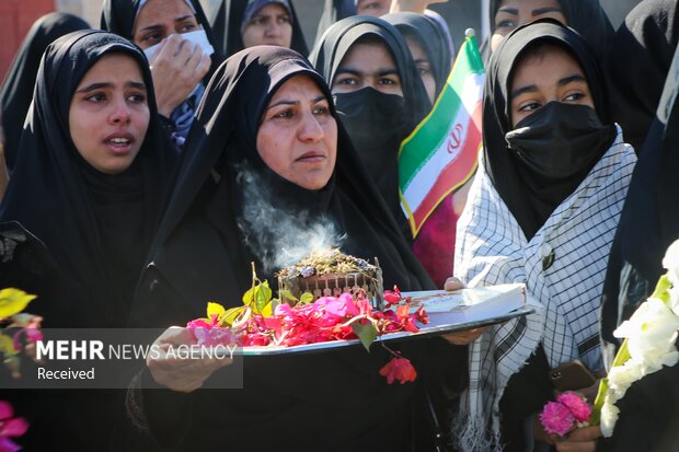 آیین استقبال از پیکر مطهر ۱ شهید گمنام دوران دفاع مقدس با حضور مردم و مسئولان در فرودگاه جیرفت