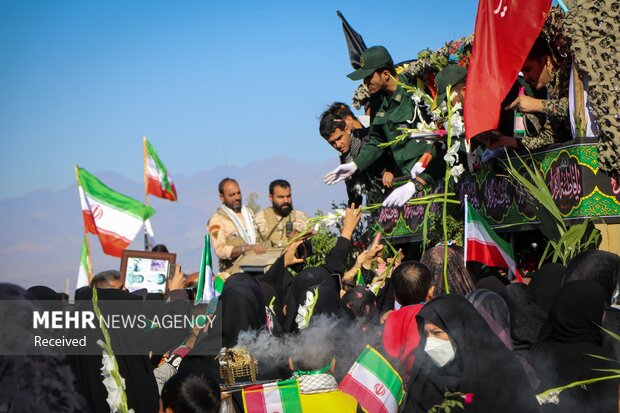 آیین استقبال از پیکر مطهر ۱ شهید گمنام دوران دفاع مقدس با حضور مردم و مسئولان در فرودگاه جیرفت