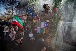 تشییع لاله‌های فاطمی در استان قزوین / مردم از آرمان شهدا دست نمی کشند