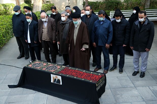 اقامه نماز رهبر انقلاب بر پیکر «عباس شیبانی»