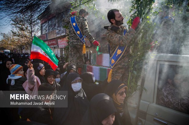 قزوین میں 8 گمنام شہیدوں کی تشییع جنازہ
