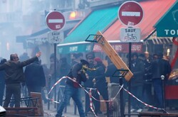 ادامه اعتراضات در پاریس/ پلیس فرانسه ۱۱ نفر را بازداشت کرد+ فیلم