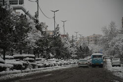 باز بودن تمام محورهای قم با وجود بارش برف/آماده باش ۸۰ نفر در اکیپ های راهداری استان