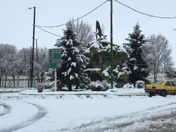 بارش برف راه ۱۱۰ روستای دلفان را مسدود کرد