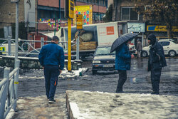 معابر تهران شن پاشی شدند/ آماده باش ۱۰هزار نیرو برای برف امروز