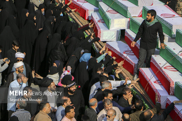 پیکر مطهر ۱۱۱ شهید تازه تفحص شده روی دست مردم اهواز