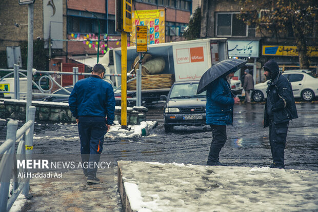 معابر تهران شن پاشی شدند/ آماده باش ۱۰هزار نیرو برای برف امروز