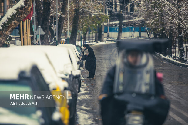 الثلوج تغطي العاصمة الإيرانية طهران