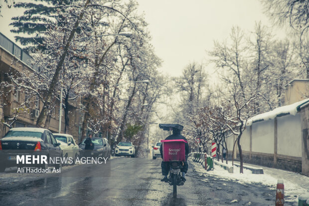 الثلوج تغطي العاصمة الإيرانية طهران