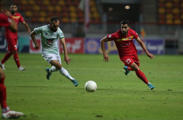 توقف فولاد برابر تیم ۱۰ نفره/ ذوبآهن با دست پر از اهواز برگشت