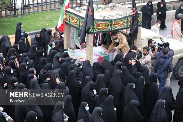 بدرقه شهید گمنام روی دستان دختران رامسری