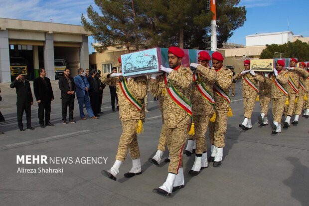 استقبال از پیکر ۵ «شهید گمنام» در فرودگاه زاهدان