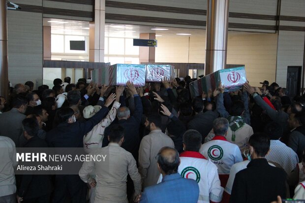 استقبال از پیکر ۵ «شهید گمنام» در فرودگاه زاهدان