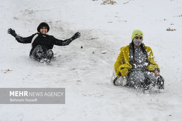 Snowfall brings joy to Iranian cities 