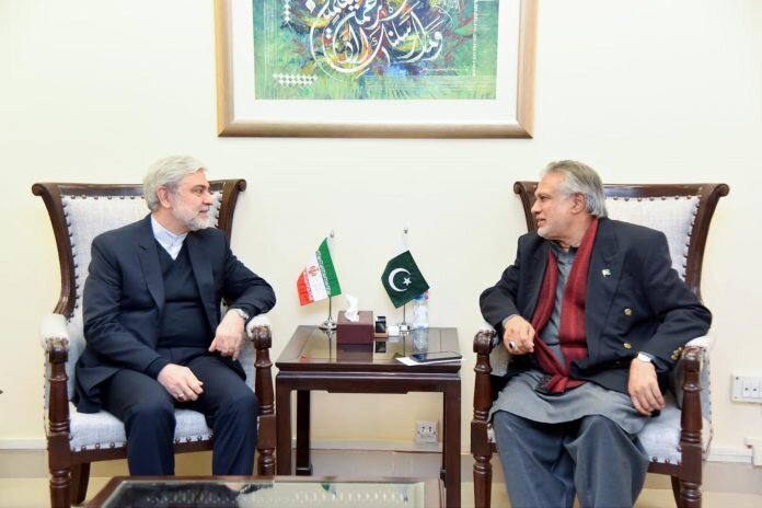 پاکستانی وفاقی وزیر خزانہ اور پاکستان میں تعینات ایرانی سفیر کی ملاقات