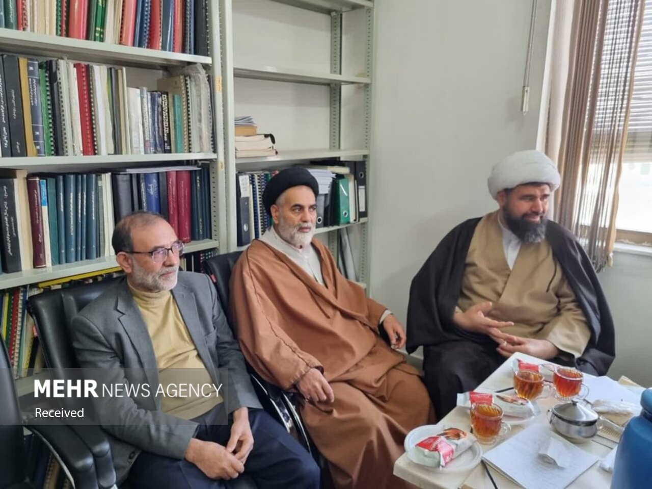 نمایندگان آیت الله اعرافی از روحانیون مجروح قمی عیادت کردند