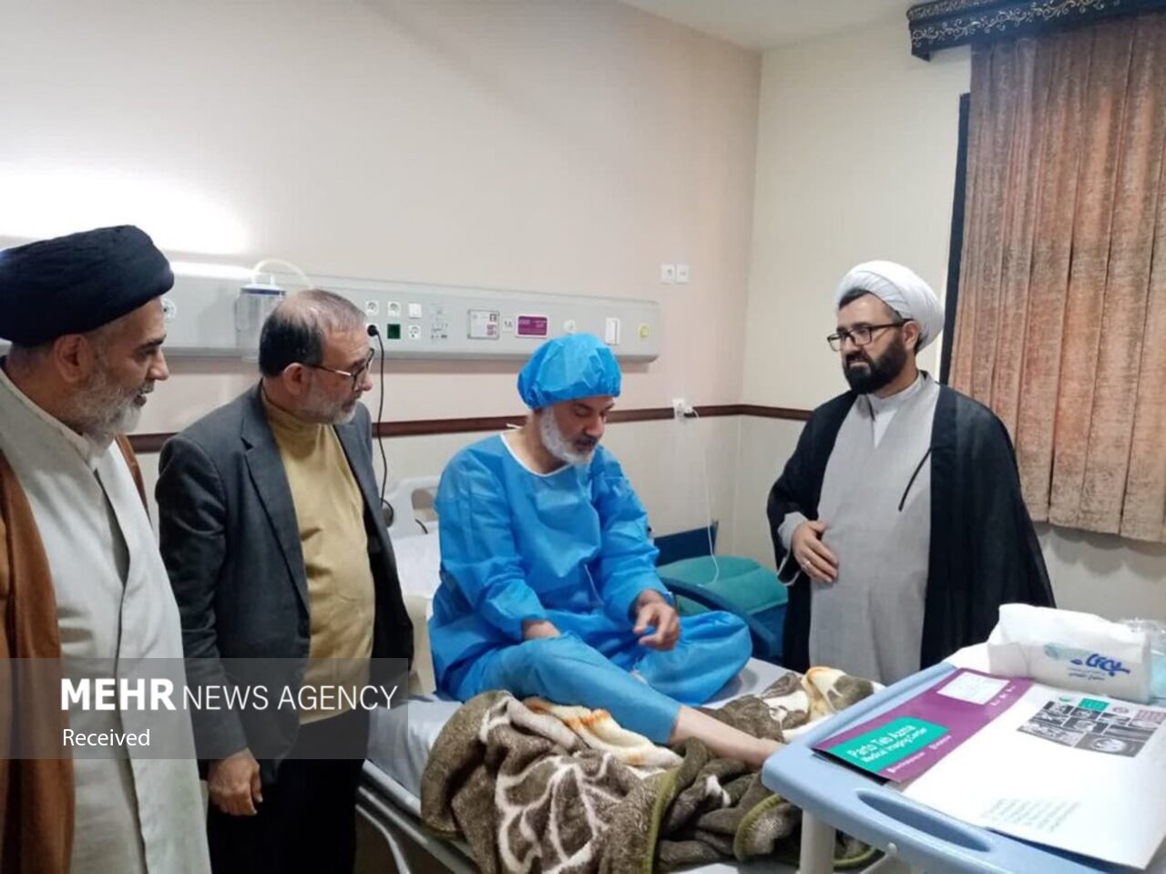 نمایندگان آیت الله اعرافی از روحانیون مجروح قمی عیادت کردند