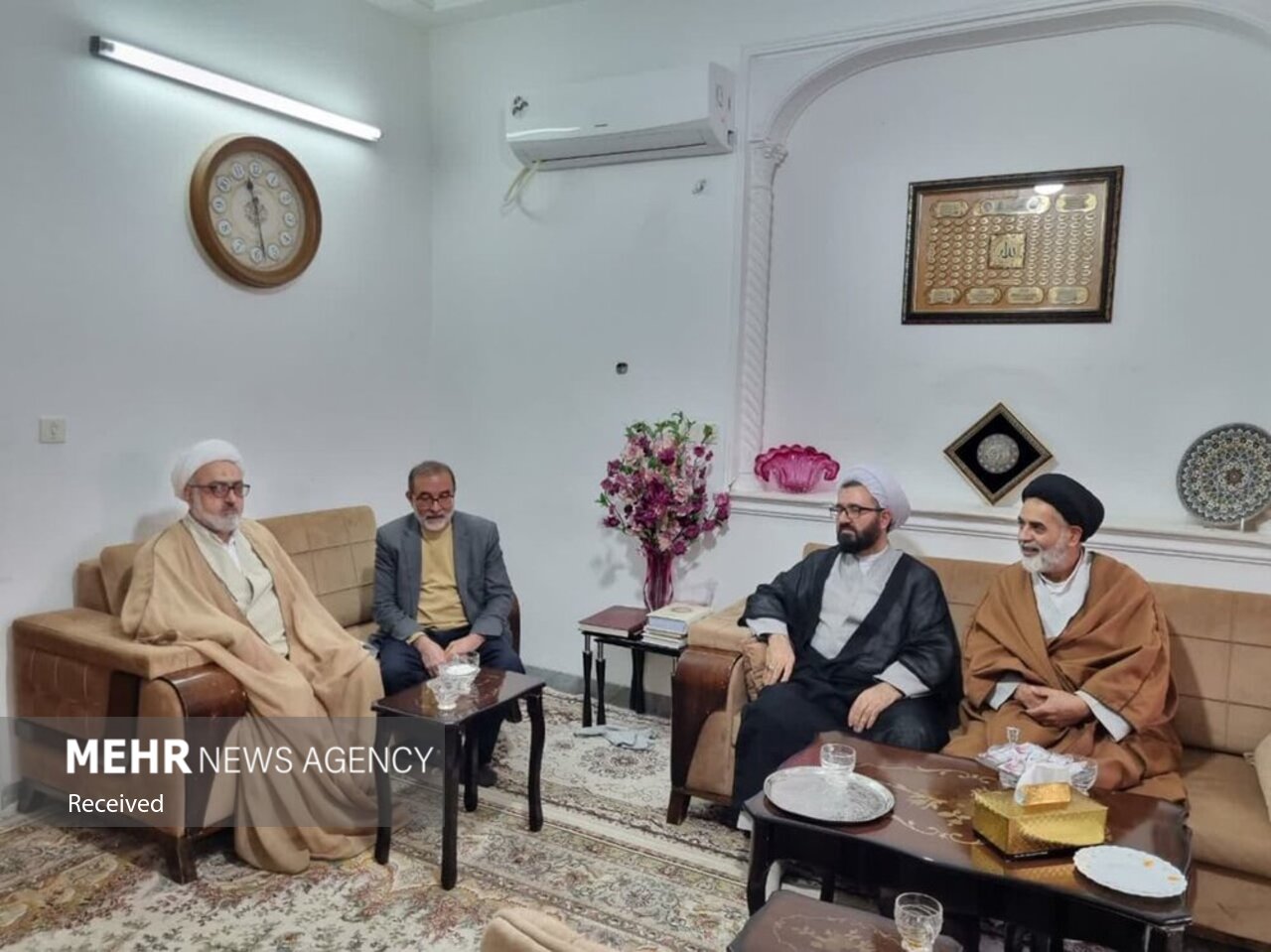 نمایندگان آیت الله اعرافی از روحانیون مجروح قمی عیادت کردند