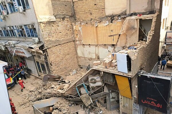 ریزش ساختمان قدیمی در خیابان ملت