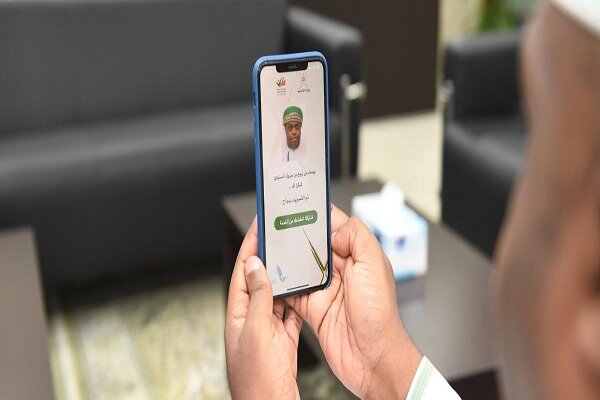 مشارکت عمانی‌ها در انتخابات شوراهای شهر با تلفن همراه هوشمند 