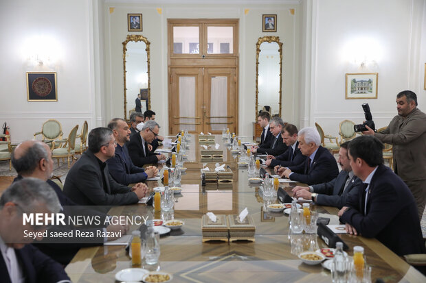رؤسای گروه‌های دوستی پارلمانی روسیه با حسین امیرعبداللهیان وزیر امور خارجه کشور شامگاه امروز یکشنبه ۴ دی ماه ۱۴۰۱ دیدار و گفتگو کردند
