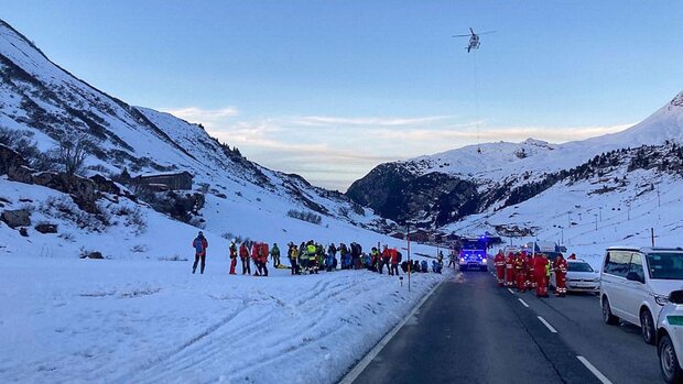 2 people still missing after avalanche in Austria