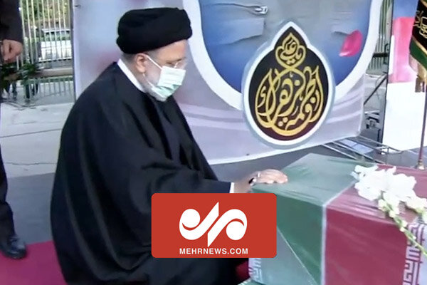 حضور رئیسجمهور در مراسم تشییع شهدای گمنام دفاع مقدس در تهران حضور رئیسجمهور در مراسم تشییع شهدای گمنام دفاع مقدس در تهران