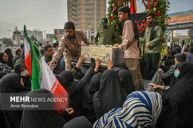 تشییع پیکر 10 شهید دفاع مقدس در شیراز