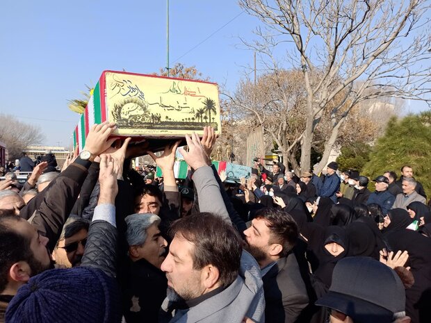 خون شهدا تضمین کننده اسلام و انقلاب است