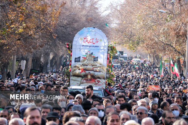 آیین تشییع 7 شهید گمنام دفاع مقدس در کرمانشاه