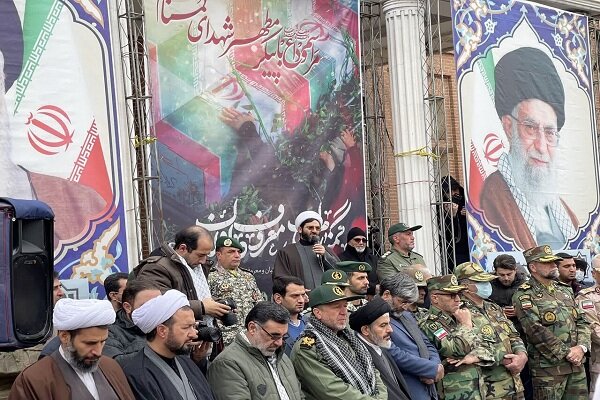 ملت ایران با شهدا در یک صف ایستاده اند