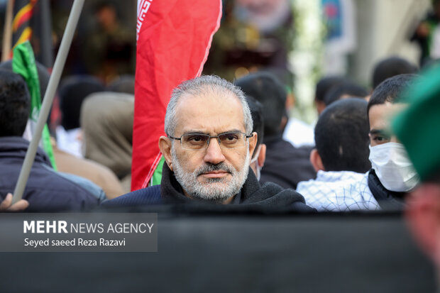  سید محمد حسینی در مراسم تشییع پیکر دویست شهید گمنام دوران دفاع مقدس در تهران حضور دارد