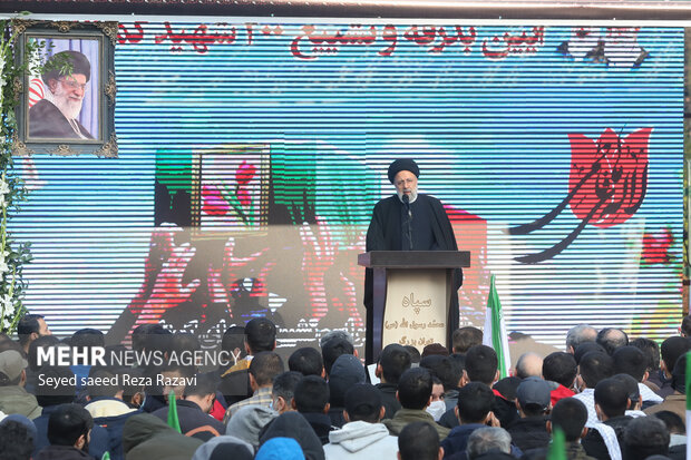  حجت الاسلام سید ابراهیم رئیسی رئیس جمهور در حال سخنرانی در مراسم تشییع پیکر دویست شهید گمنام دوران دفاع مقدس در تهران است