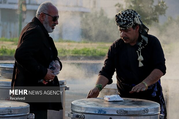 پخت و پخش ۱۷ هزار پرس غذای نذری توسط موکب عشاق‌الحسین رامشیر خوزستان