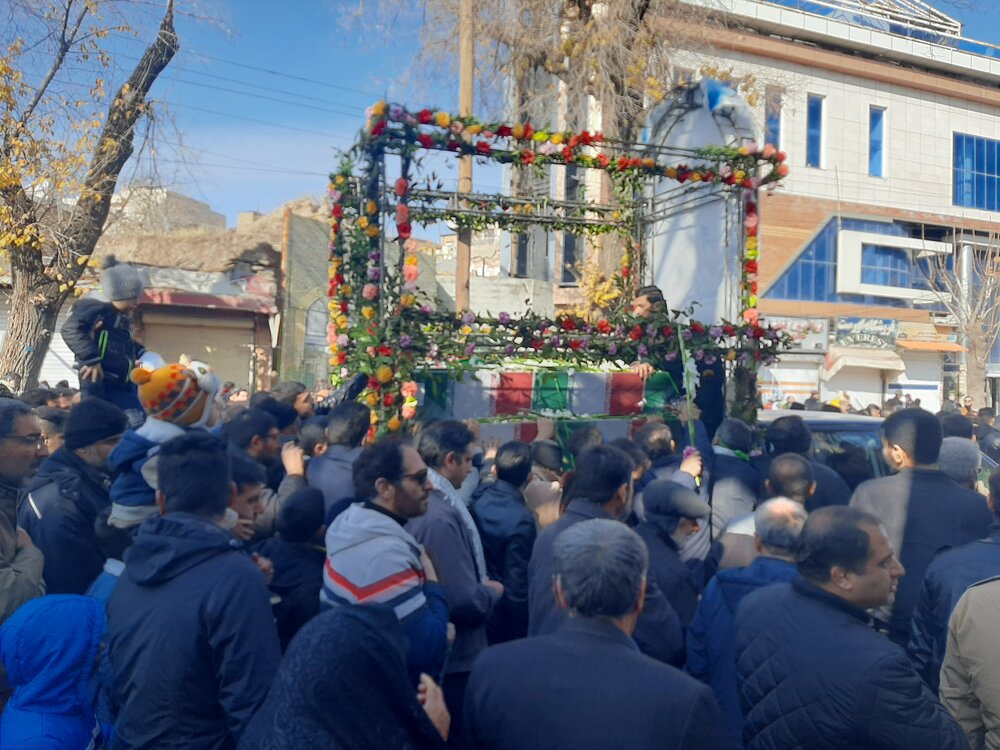 مراسم تشییع پیکرهای ۷ شهید گمنام گلگون کفن در کرمانشاه برگزار شد