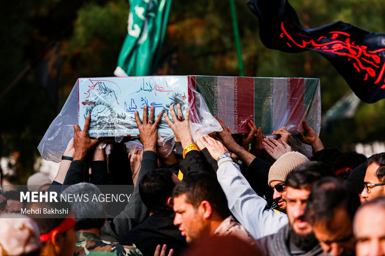 پیکرهای مطهر شش شهید گمنام بر روی دستان مردم قدرشناس قم تشییع شد