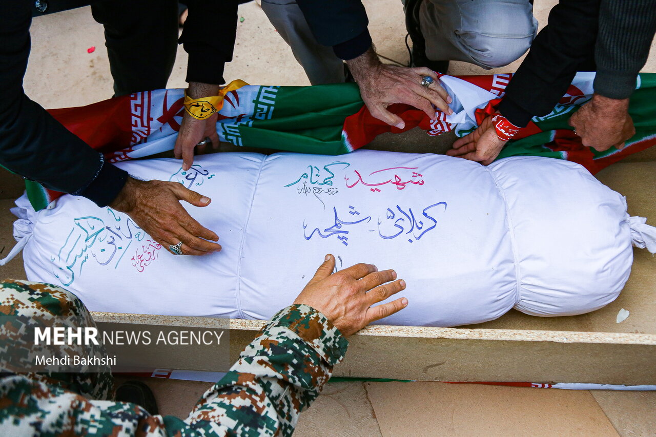 پیکرهای مطهر شش شهید گمنام بر روی دستان مردم قدرشناس قم تشییع شد