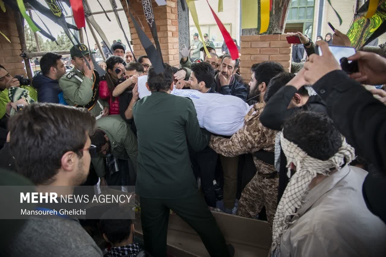 مهماننوازی گرمساریها/ شهید گمنام روی دستان مردم