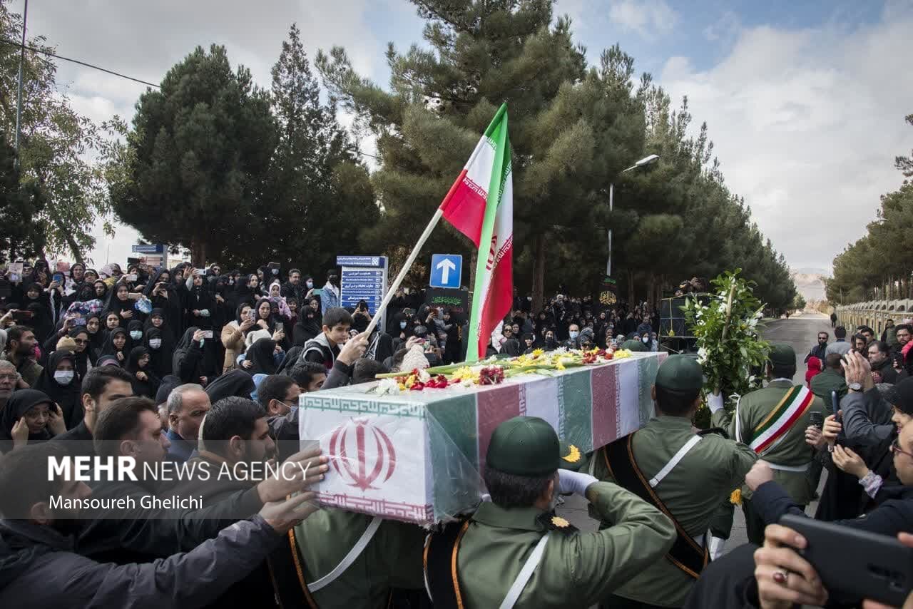 مهماننوازی گرمساریها/ شهید گمنام روی دستان مردم