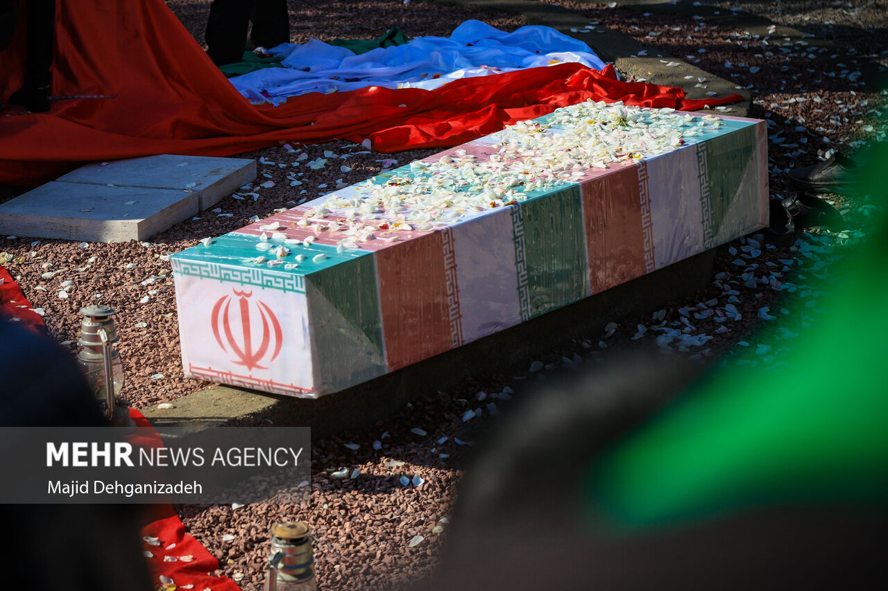 تدفین پیکر شهید گمنام در منطقه پدافند هوایی شمال شرق امام رضا (ع)